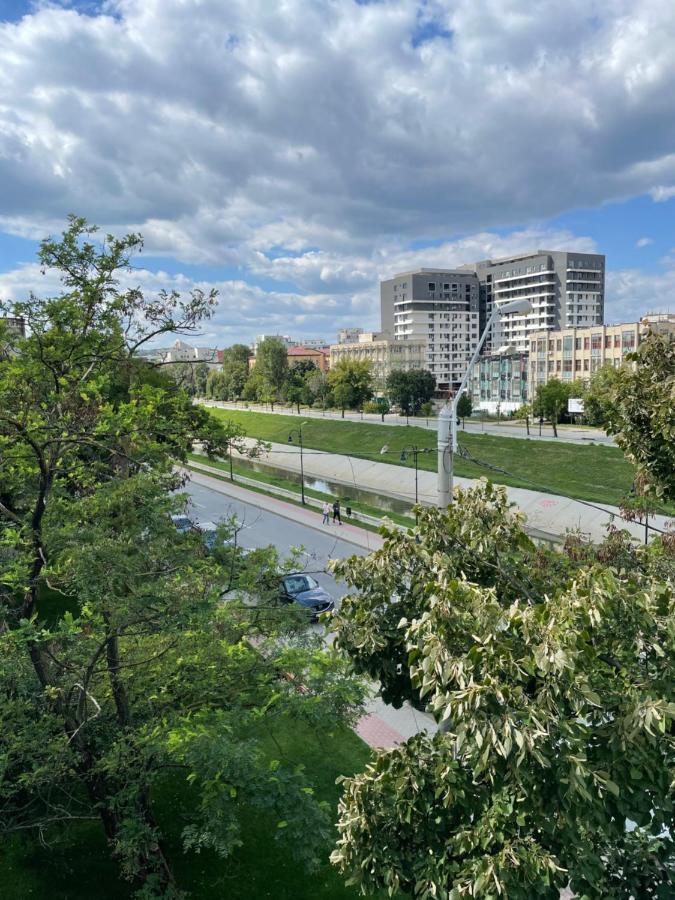 On The Riverside - A Mixed Selection Iasi Luaran gambar